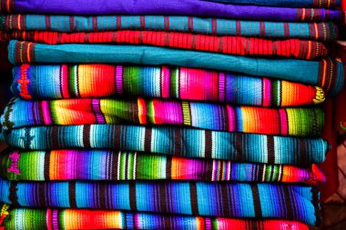 Guatemala 'da Chichicastenango açık pazarında renkli kumaş bulundu.