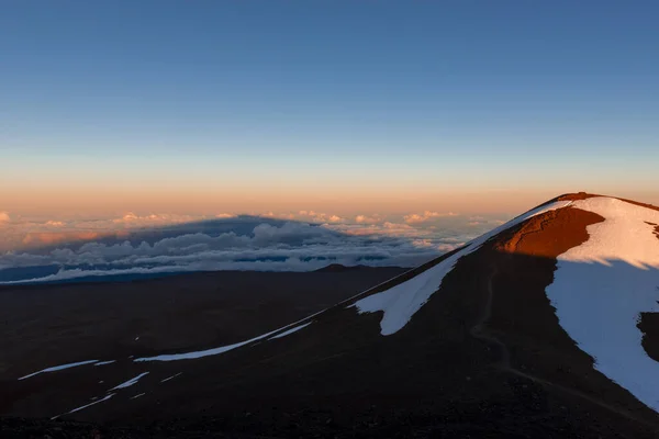 日落时分投下的莫纳凯火山阴影 — 图库照片