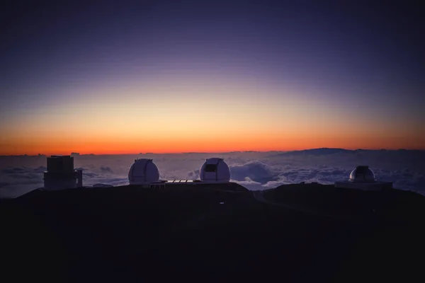 Τηλεσκόπια Θόλο Στο Ηλιοβασίλεμα Στην Κορυφή Της Mauna Kea — Φωτογραφία Αρχείου