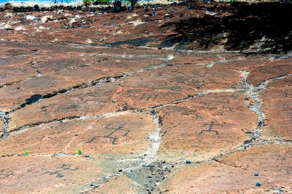 古波利尼西亚人在夏威夷岛上雕刻岩石 — 图库照片