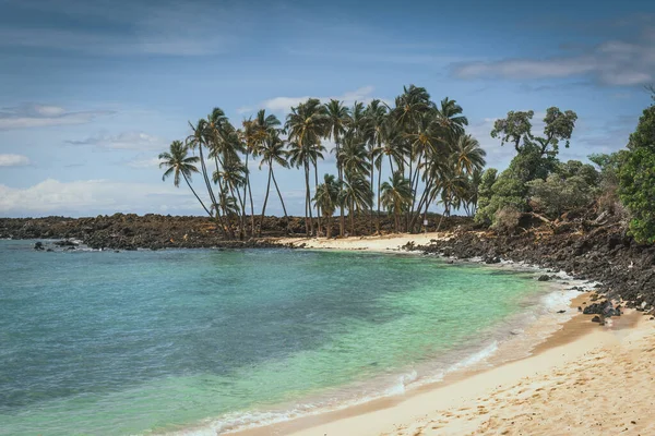 Mahaiula Pláž Palmami Lávovými Skalami — Stock fotografie