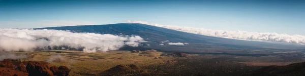 Panoramisch Uitzicht Mauna Loa Met Wolken Aan Voet — Stockfoto