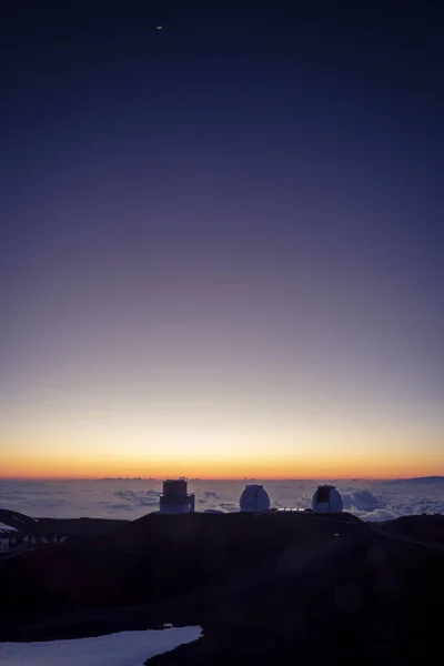日落时分的伽马射线望远镜和苏巴鲁望远镜 — 图库照片
