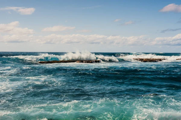 海浪压在三块神圣的岩石上 — 图库照片
