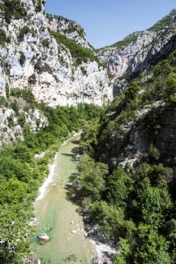 Verdon nehri bir kanyonun dibinde akıyor.
