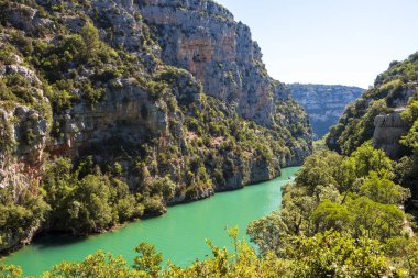 Verdon nehri aşağı kanyonda görüldü.