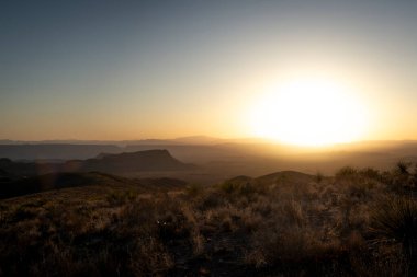 Big Bend Ulusal Parkı 'ndaki Chihuahuan Çölü' nün üzerinde gün batımı