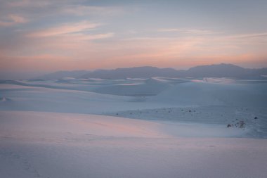Beyaz kum tepelerinde günbatımı renkleri Ulusal Park