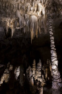 Stalctite ve dikit Carlsbad mağarasının karanlığında parlıyor.