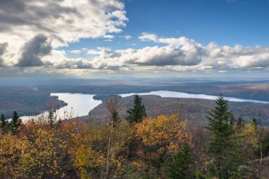 Orford Dağı Ulusal Parkı 'ndaki gölde.