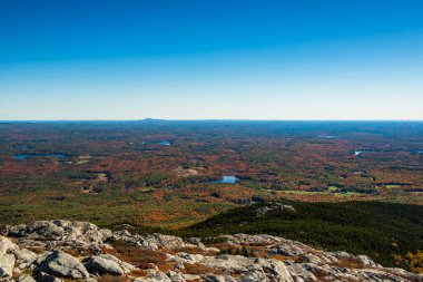 Monadnock Dağı yakınlarında New Hampshire ormanları ve gölleri