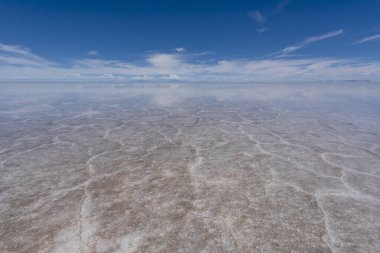 Uyuni tuzunda suyla kaplı şekiller