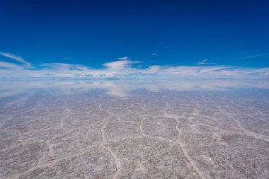 Uyuni tuzu gökyüzünü yansıtan suyla kaplı.