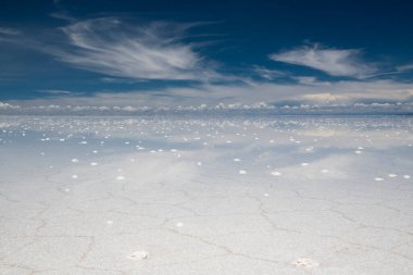 Uyuni sistem üzerinde sudan yükselen tuz taşları
