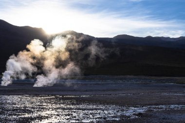 El Tatio 'daki buharlı buharlı buhar makinesinden gün doğumu ışığı.