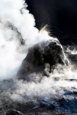El Tatio 'daki bir gayzerden su ve buhar patladı.
