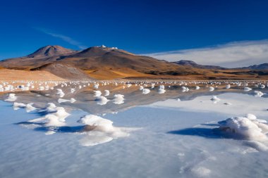 Atakama bölgesindeki laguna tuyajto üzerindeki tuz taşlarının ayrıntıları