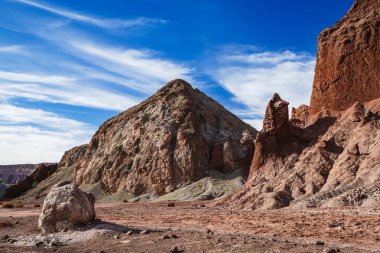 San pedro de Atakama yakınlarındaki gökkuşağı vadisinde kızıl tepeler