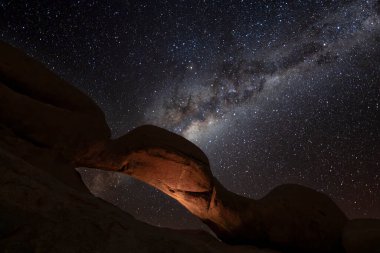 Namibya 'da Spitzkoppe kemeri yanıyor ve Samanyolu yanıyor