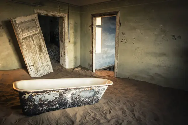 Kolmanskop 'ta terk edilmiş bir evde küvet