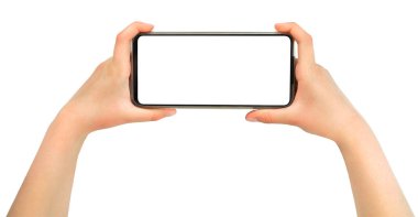 Boş ekran beyaz arkaplanda izole edilmiş cep telefonu tutan eller