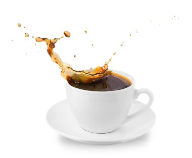 Bir fincan çay tabağı ve kahve. Uçan içki. Beyaz arkaplanda izole