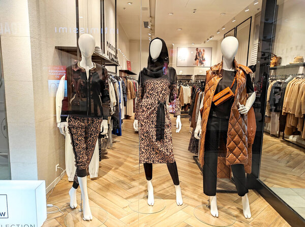 Польша, Быдгощ - 13 января 2022 года: Манекены женской моды в витрине магазина. Продажа