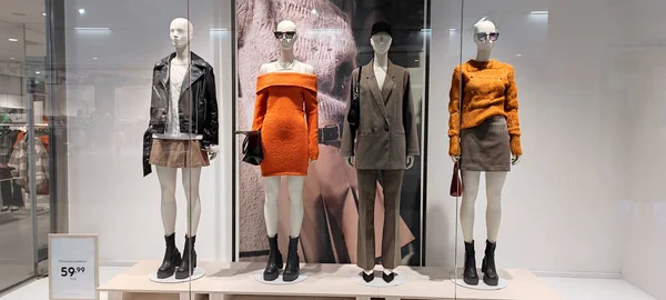 stock image Poland, Bydgoszcz - September 20, 2022: HM AutumnWinter 2022 collection. Female fashion mannequins in a shop window.