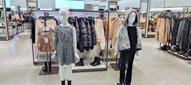 POLAND, BYDGOSZCZ - 24 Kasım 2022: Bebek mankenler moda mağazası Zara 'da. Aptal kızlar. Çocuk kıyafetleri.