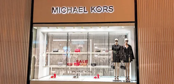 奥地利 维也纳 2023年1月7日 Michael Kors 服装和配件商店 美国著名设计师的时装精品店 商店橱窗里的人体模特 皮包和鞋子 — 图库照片