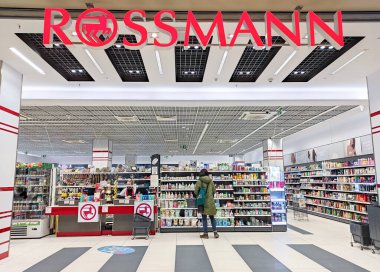 POLAND, BYDGOSZCZ - 29 Eylül 2022: Rossmann Drogeria Parfumeria Kozmetik Dükkanı. Almanya 'nın en büyük ikinci eczane zincirinin imzası