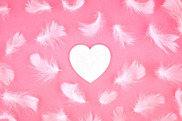 Herz Und Zarte Flauschige Weiße Federn Auf Rosa Papier Hintergrund — Stockfoto