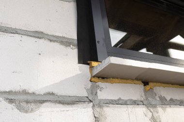 Polistiren pencere pervazı olan üç katmanlı pencerenin kurulumu, dışarıdan görünüm.