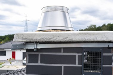 Bacaya uydu anteni monte etmek için baca tutacağı, yakın çekim görüntüsü..