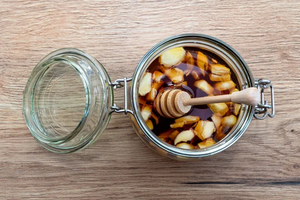 Knoblauch Mit Honig Einem Glas Auf Der Küchentheke Mit Einem — Stockfoto
