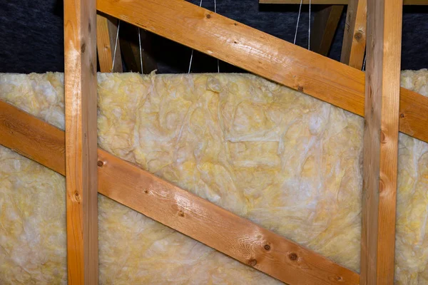 트러스 양모로 만들어 폴리프로필렌 다락의 천장을 절연하는 — 스톡 사진