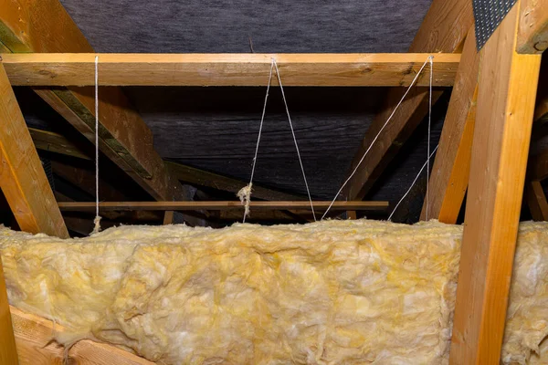 트러스 양모로 만들어 폴리프로필렌 다락의 천장을 절연하는 — 스톡 사진