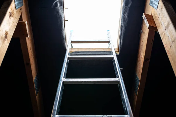 Eine Offene Dachluke Dachgeschoss Für Einen Schornsteinfeger Eine Stehleiter Fenster — Stockfoto