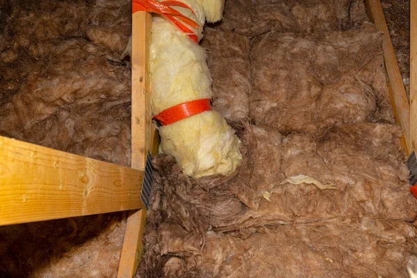과방의 연결되어 무기물 양모로 절연되어 수세식 수도관 — 스톡 사진