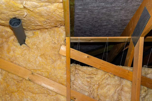 Çatı Kiremidinin Bacasına Bağlı Plastik Boruların Uçları Kanalizasyon Sistemi Odaların — Stok fotoğraf