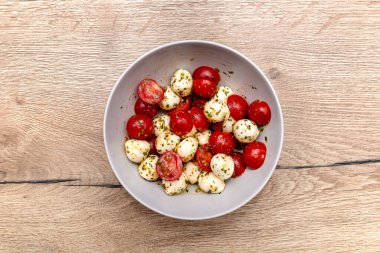 Mozzarella peynirli basit bir salata ve balzamik soslu vişneli domates..