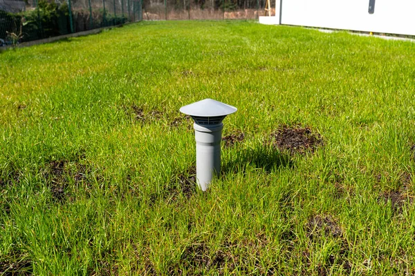 Šedá Ventilační Trubka Domácí Septické Nádrže Bez Odvodnění Umístěného Zahradě — Stock fotografie