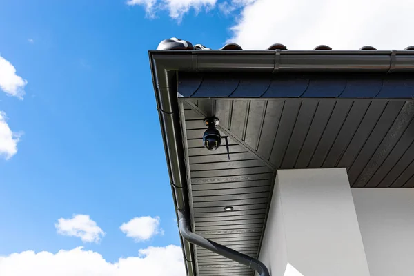 Wireless Camera Mounted Corner Roof Soffit Monitoring Single Family House — Stock Photo, Image