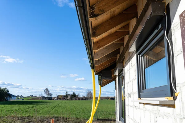Tubulação Amarela Pvc Diâmetro 100Mm Conectada Extremidade Calha Telhado Protegida — Fotografia de Stock