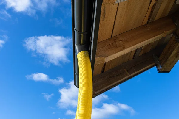Желтая Пвх Труба Диаметром 100 Соединенная Краем Канавы Крыше Защищена — стоковое фото
