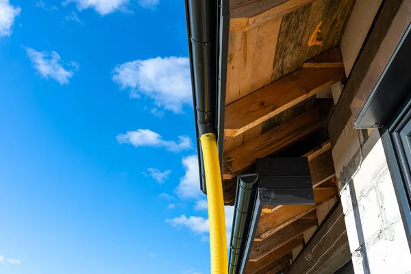 Tubulação Amarela Pvc Diâmetro 100Mm Conectada Extremidade Calha Telhado Protegida — Fotografia de Stock