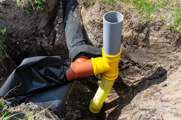Akış ve sızma kanalizasyon borularına iyi bağlı, bir hendekte kazılmış..