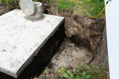 Evin yanındaki bahçeye 10 metreküp beton foseptik deposu, görülebilir su..