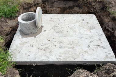 Evin yanındaki bahçeye 10 metreküp beton foseptik deposu, görülebilir su..