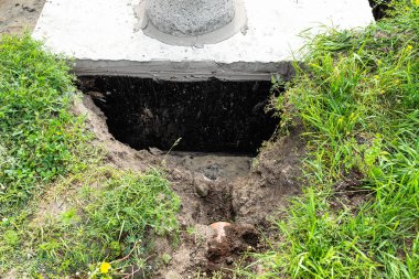 Evin yanındaki bahçeye 10 metreküp beton foseptik deposu, görülebilir su..